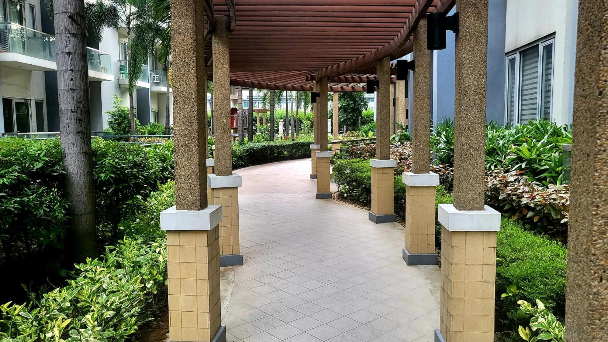 One Palm Tree Villas Condominium - Studio 7Th Fl With Balcony - Across Terminal 3 Airport Pasay Buitenkant foto
