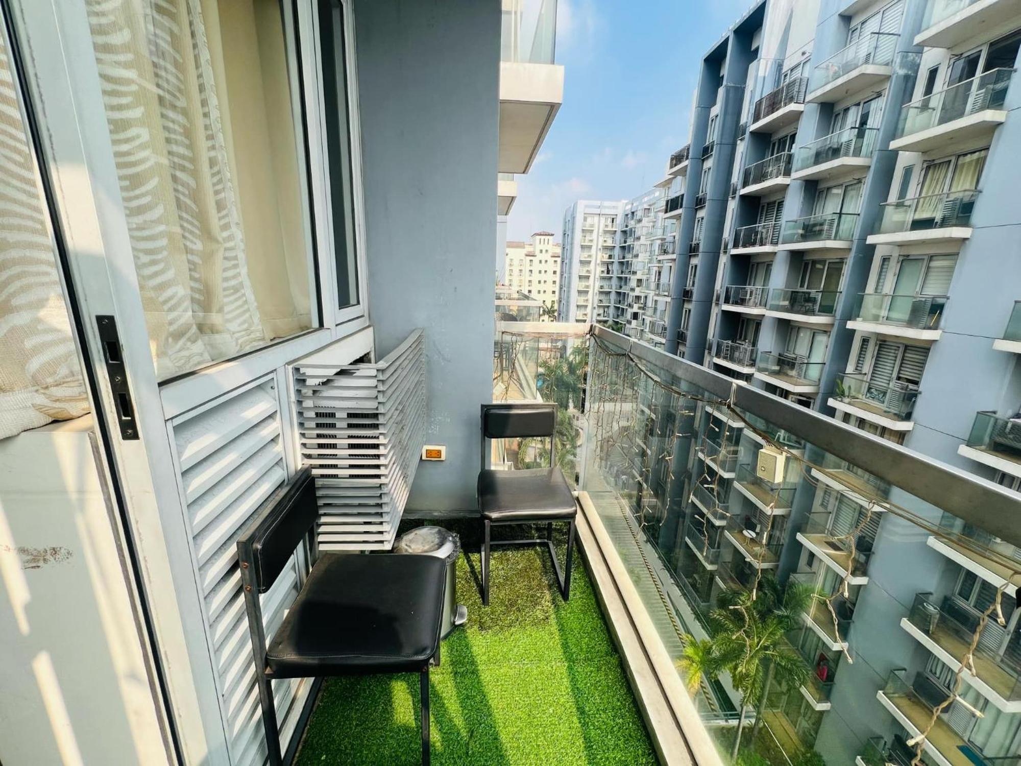 One Palm Tree Villas Condominium - Studio 7Th Fl With Balcony - Across Terminal 3 Airport Pasay Buitenkant foto