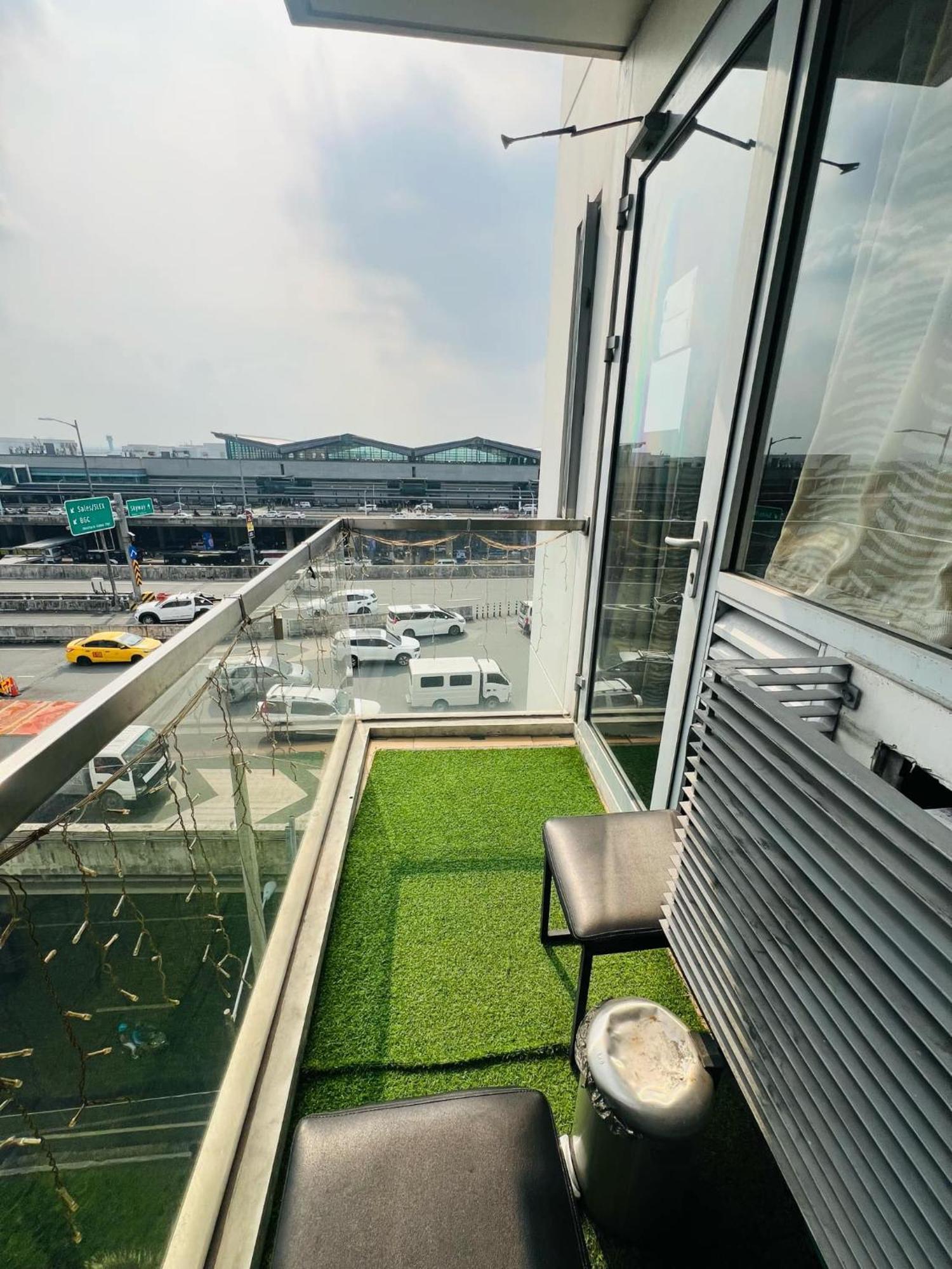 One Palm Tree Villas Condominium - Studio 7Th Fl With Balcony - Across Terminal 3 Airport Pasay Buitenkant foto