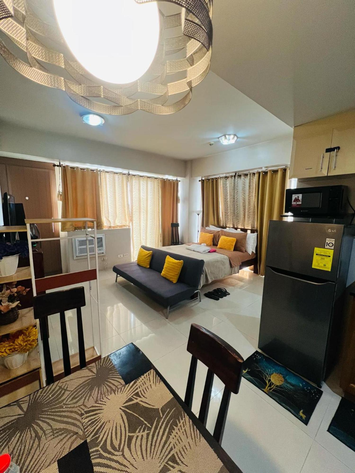 One Palm Tree Villas Condominium - Studio 7Th Fl With Balcony - Across Terminal 3 Airport Pasay Buitenkant foto